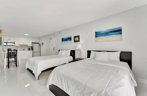Galt Mile Resort | Tropical Retreat with Pool, Spa & Resort-Style Amenities