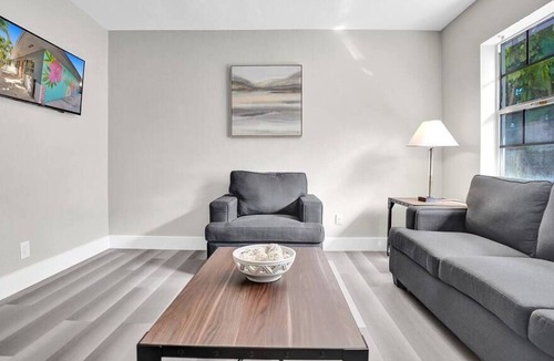 Harbordale Apartment | Tropical & Trendy 1BR-Full Kitchen- Off 17th ave!