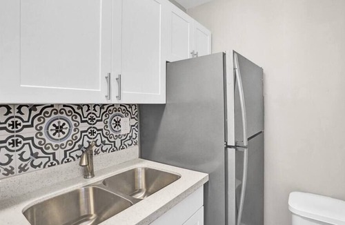 Harbordale Apartment | Tropical & Trendy 1BR-Full Kitchen- Off 17th ave!
