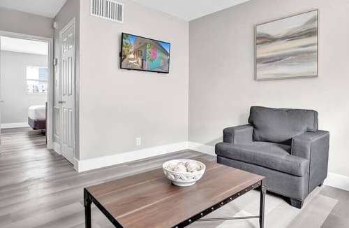 Harbordale Apartment | Tropical & Trendy 1BR-Full Kitchen- Off 17th ave!