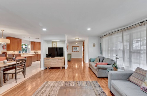 Highland Garden House | TROPICAL VACATION HOME. 6 bedrooms 4 bath pool home.