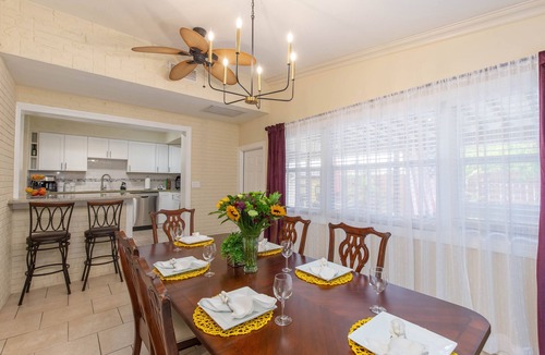 Greenacres House | Tropical Vibes! Spacious 5BD/3BA, BBQ, Parking & more -10 min to Best Locations