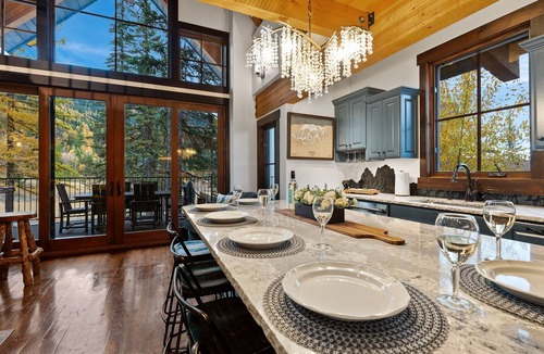 Whitefish Ski Chalet | True Ski In/Out + Steps to Chair 3 + Hot Tub + Treehouse Magic + PS5