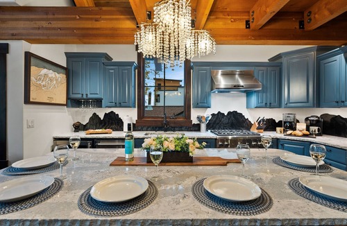 Whitefish Ski Chalet | True Ski In/Out + Steps to Chair 3 + Hot Tub + Treehouse Magic + PS5