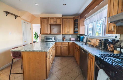 West Somerville House | Tufts 4BD/2BA - 5.MIN to Harvard&Boston/Free Parking/Walk to Subway