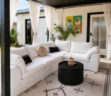 North Central Hollywood House | Tulixx Hollywood Entire Waterfront Villa Sleeps 6 free WiFi &Parking