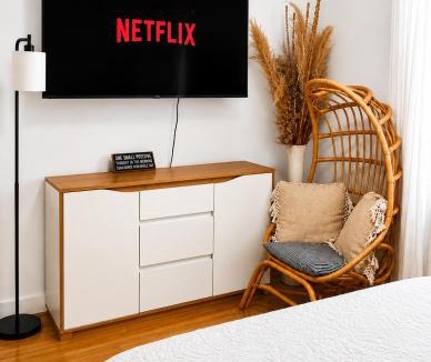 North Central Hollywood House | Tulixx Hollywood Entire Waterfront Villa Sleeps 6 free WiFi &Parking