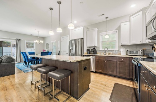 Bermuda Bay House | Turquoise Waves at Devonshire Place