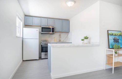 Riverside Park Apartment | Two 2BR APTS Getaway 4BR Total Free Parking!
