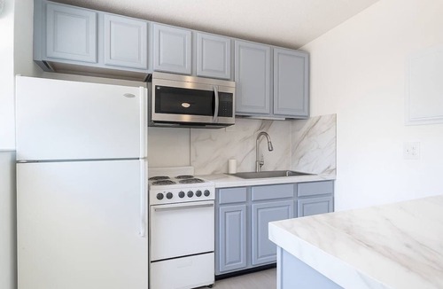 Riverside Park Apartment | Two 2BR APTS Getaway 4BR Total Free Parking!