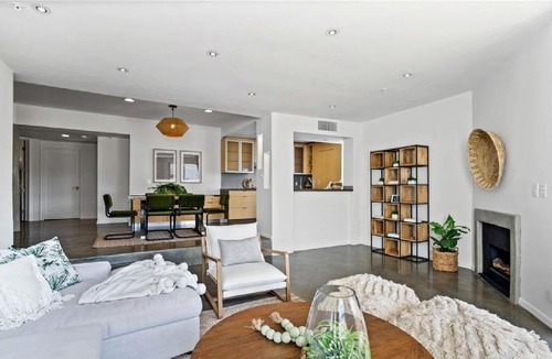 Venice Apartment | Two Bedroom Coastal Retreat with Modern Interiors