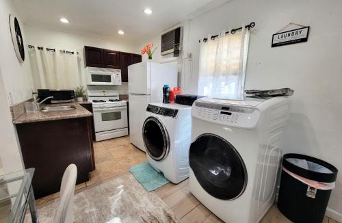 Fairfax District Apartment | Two bedroom private guesthouse in great location Close to Melrose Hollywood sign and attractions