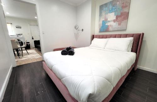 Fairfax District Apartment | Two bedroom private guesthouse in great location Close to Melrose Hollywood sign and attractions