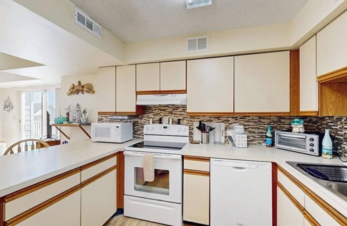Ocean City Condo | Two-Level Condo with Balcony, Central AC, Washer/Dryer & WiFi - Near the Beach