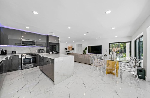 Golden Glades House | Two Neighboring Villas in The Heart of Miami
