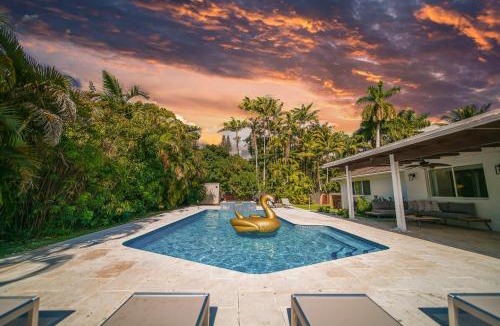 Golden Glades House | Two Neighboring Villas in The Heart of Miami