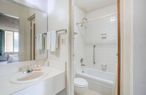 Templeton Hotel | Two Pet-Friendly Rooms w/Tea/Coffee Maker & Parking at Templeton