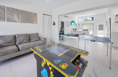 Aventura House | Uhost AI | 5BR Miami | Heated Pool & Water View