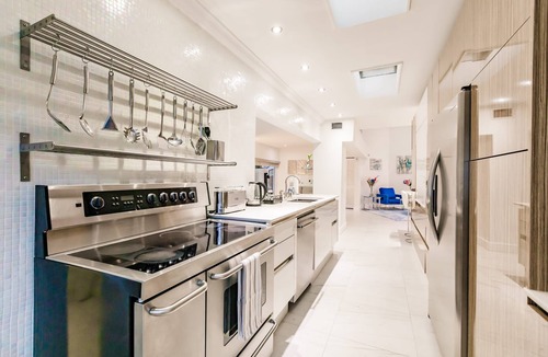 Aventura House | Uhost AI | 5BR Miami | Heated Pool & Water View