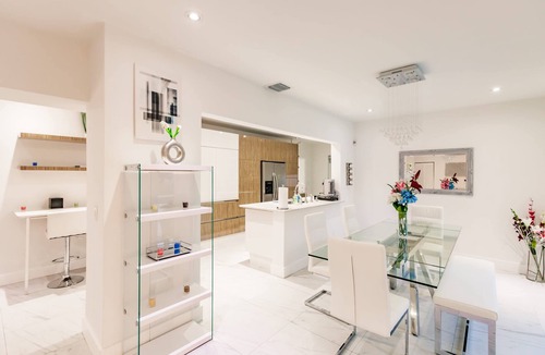 Ojus House | Uhost AI | 5BR Miami Oasis | Pool & Hot Tub