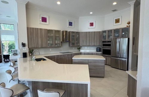 Davie House | Ultimate FIFA Team Stay: 5 Bedrooms + Pool