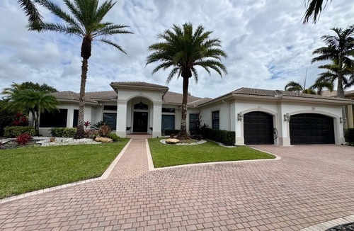 Davie House | Ultimate FIFA Team Stay: 5 Bedrooms + Pool