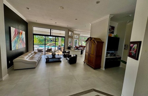 Davie House | Ultimate FIFA Team Stay: 5 Bedrooms + Pool