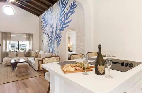 Northeast Miami Villa | Ultimate Miami Group Retreat | Sleeps 20 | Near Stadium, Beaches & Attractions