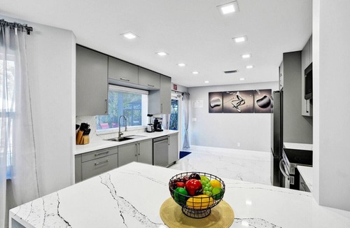 Dania Beach Villa | Ultra-Luxury 5BR Villa Heated Pool Game Room near Beach