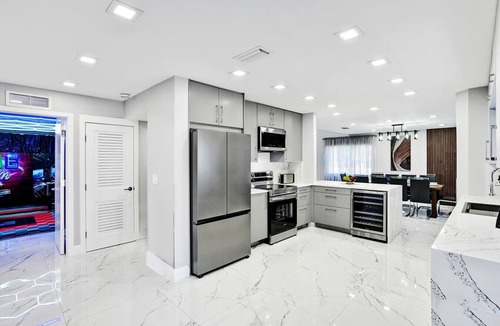 Dania Beach Villa | Ultra-Luxury 5BR Villa Heated Pool Game Room near Beach