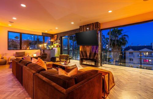 Beverly Grove Apartment | Ultra Luxury 8 Bedroom Condo with Rooftop Jacuzzi