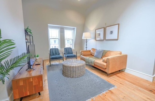Back Bay Apartment | Unbeatable Location! Newbury St. 1BR