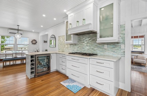 North Falmouth House | Unique and Spacious 5-bedroom house, guest house in lovely Falmouth with AC WiFi