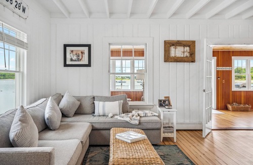 North Falmouth House | Unique and Spacious 5-bedroom house, guest house in lovely Falmouth with AC WiFi