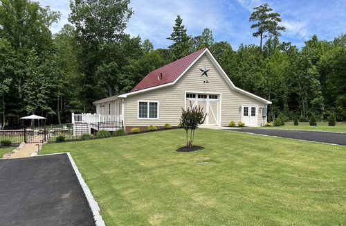 Farnham House | Unique Getaway with Private Pickleball Court