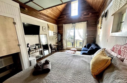 Kitty Hawk Cabin | Unique Soundfront Rental Set in Kitty Hawk Woods Coastal Preserve of North Carolina