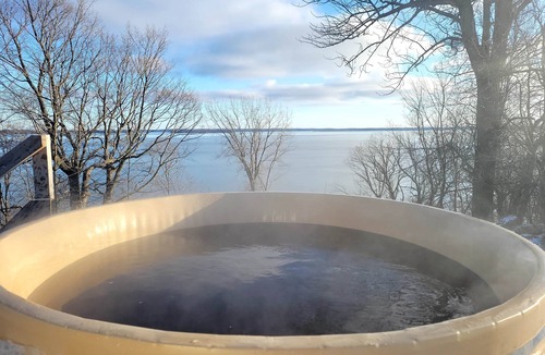 Howe Island House | Unique waterfront house with private beach