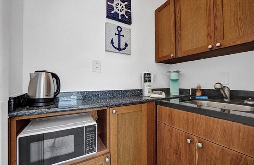 North Beach Apartment | Unit #5 Waves on Desoto Studio with Pool