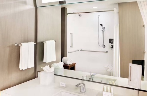 Northwest Yonkers Hotel | Untermyer Gardens King Room with Gym