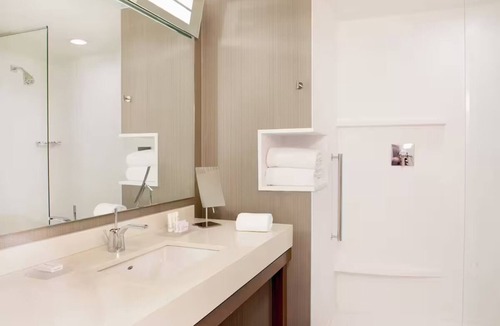 Northwest Yonkers Hotel | Untermyer Gardens King Room with Gym