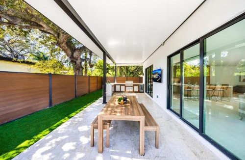 Buena Vista Villa | Up to 10 Guests! Design District Villa
