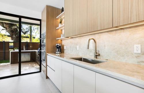 Buena Vista Villa | Up to 10 Guests! Design District Villa