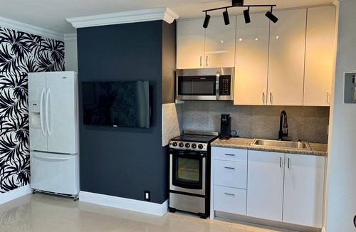 Coral Ridge Apartment | Updated 1 Bedroom in Boutique Mid-Century Building
