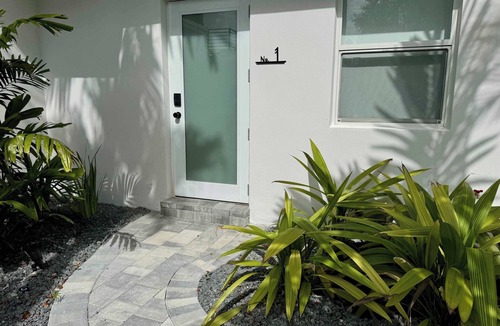 Coral Ridge Apartment | Updated 1 Bedroom in Boutique Mid-Century Building