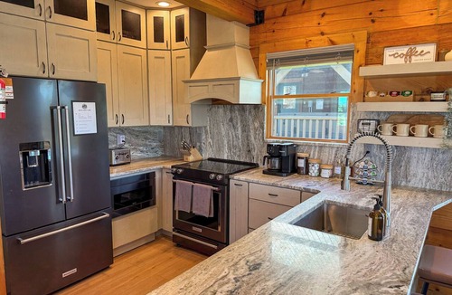 Snowshoe Cabin | Updated Cabin Sleeps 12, 2-Min Walk to Slopes, Hot Tub, Game Room & Views