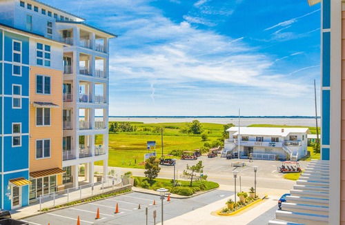 Sandbridge Condo | Updated condo with balcony & pools - steps to the beach