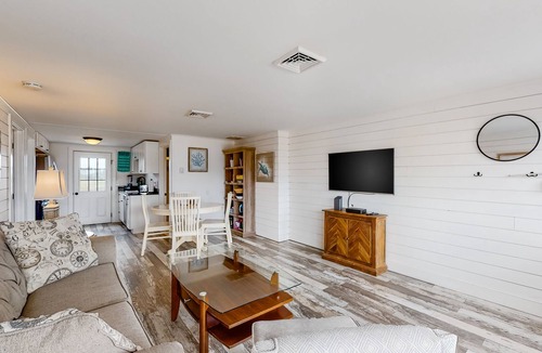 West Dennis House | Updated duplex with gas grill and central AC - close to beach