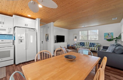 Sea Scape Cottage | Updated, EV Plug, Hot Tub & Dog Friendly