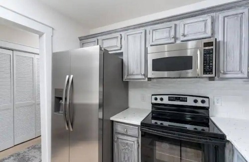 Wilmington House | Updated/Resort StyleSleeps-8-Beach-5 min/Pool/Dining/pickle Ball-Prime location