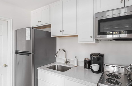 Salem Apartment | Updated single level unit in the heart of Salem Common.